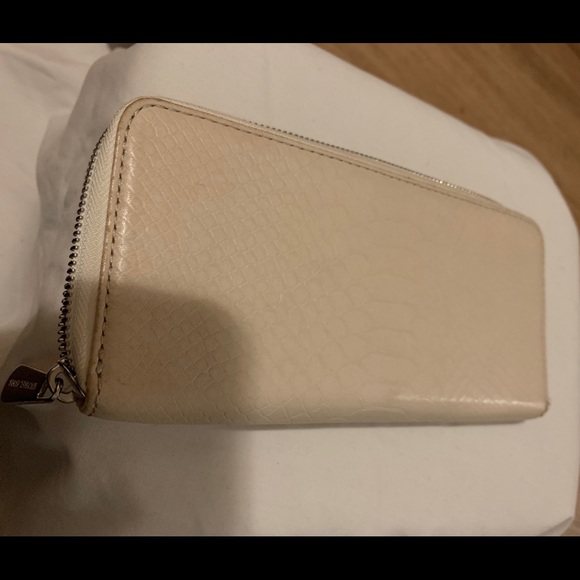 Michael Kors Zip Around Wallet. - Picture 2 of 8